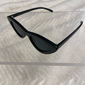 Chic Black Cat-Eye Sunglasses